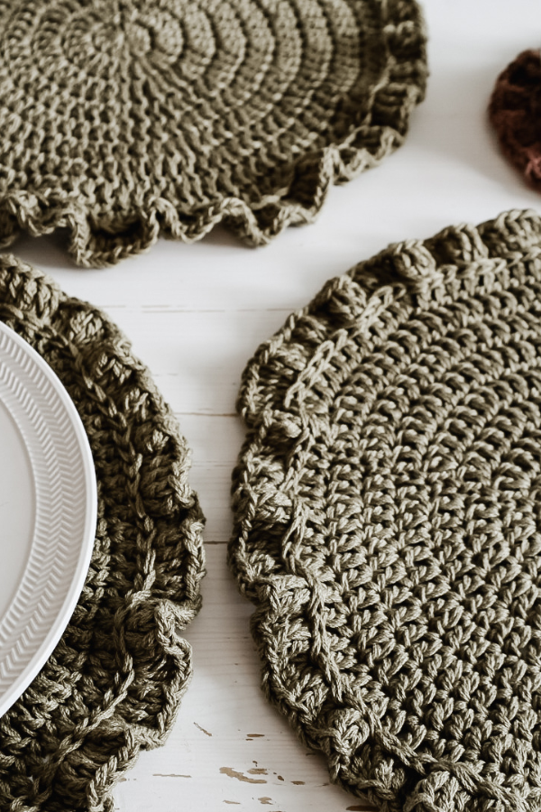 Ruffle Placemats & Coasters – Crochet Pattern
