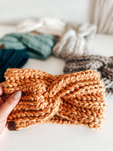 Load image into Gallery viewer, Paine headband – Crochet Pattern
