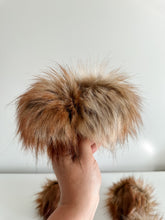 Load image into Gallery viewer, Maple – Faux fur pompom
