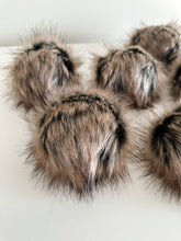 Load image into Gallery viewer, Chia – Faux fur pompom
