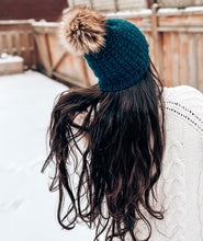 Load image into Gallery viewer, The bulky Crossover hat - Knitting Pattern
