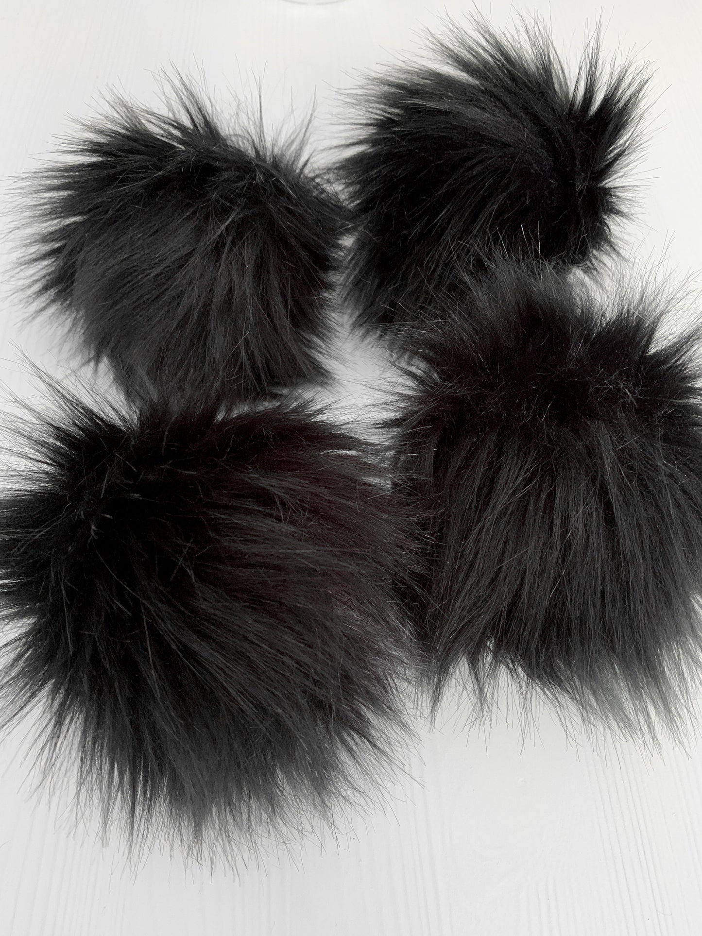 Black – Faux fur pompom