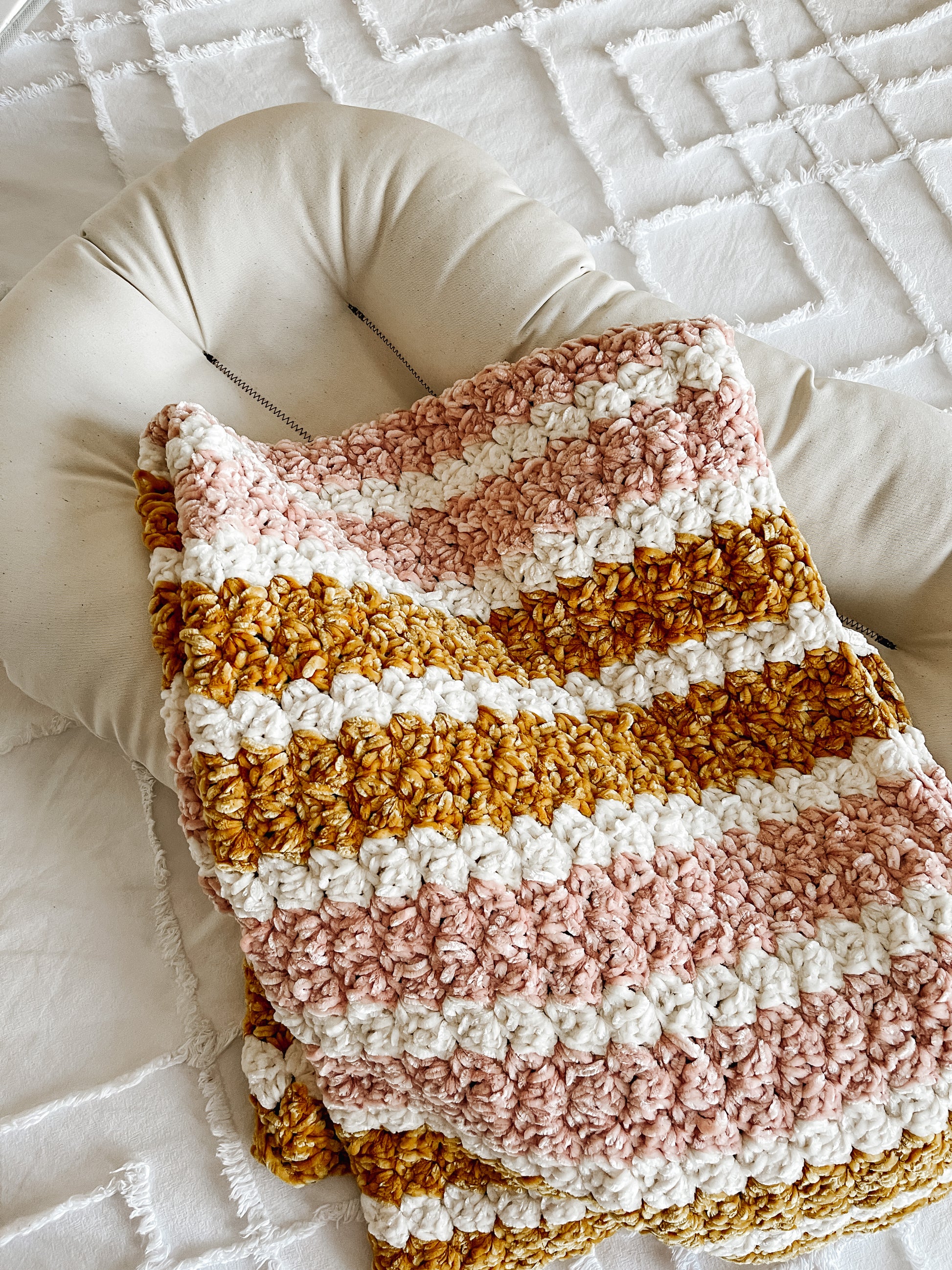DIY} Lux Crochet Baby Blanket  Bernat baby blanket yarn, Crochet baby  blanket free pattern, Crochet baby patterns