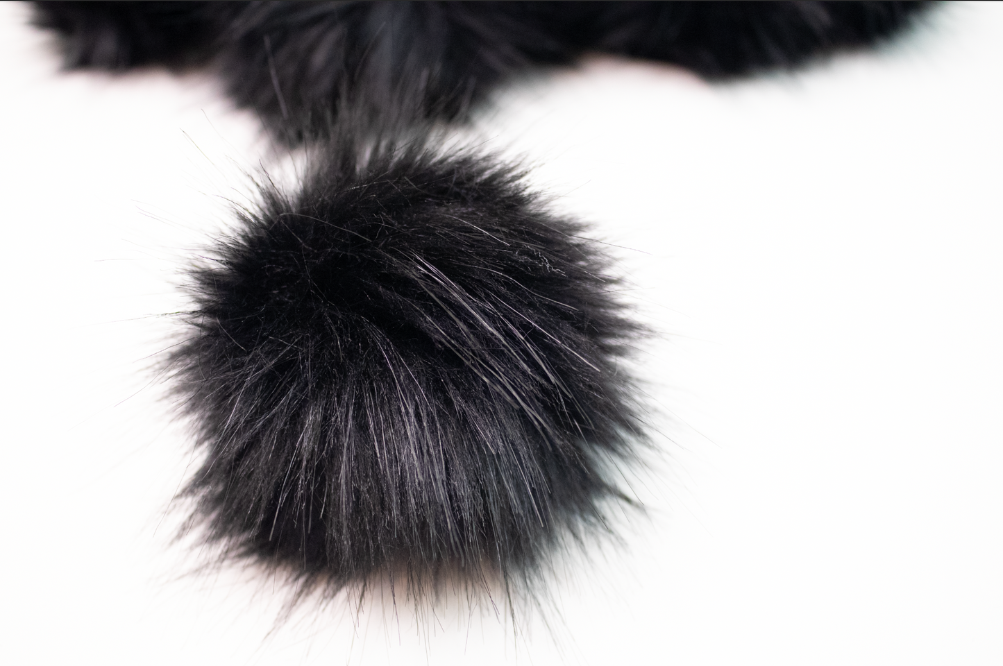Black – Faux fur pompom