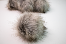 Load image into Gallery viewer, Oyster – Faux fur pompom
