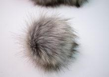 Load image into Gallery viewer, Oyster – Faux fur pompom
